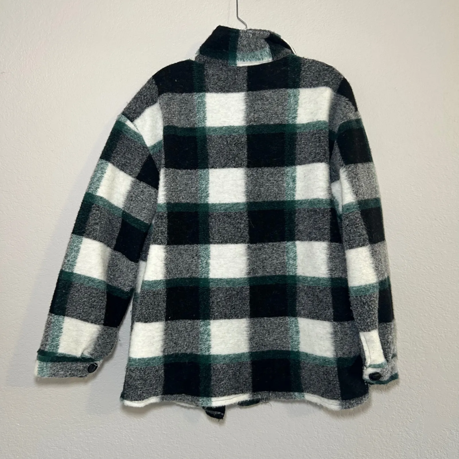 BKE Brushed Plaid Shacket Women's medium black green outdoor goblin cabin cozy - Image 9