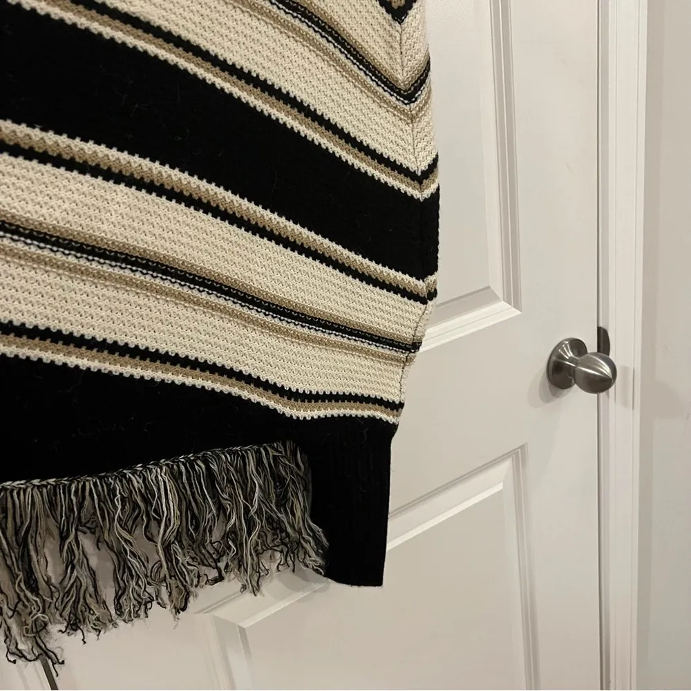 Dreames Women’s hooded poncho medium large - Image 3