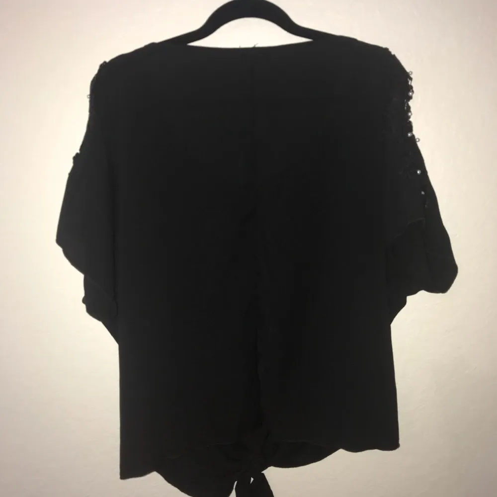 Zenobia Blouse Black Cold Shoulder Boutique Top w/ Pearls Sz 3X New Tie Front - Image 9