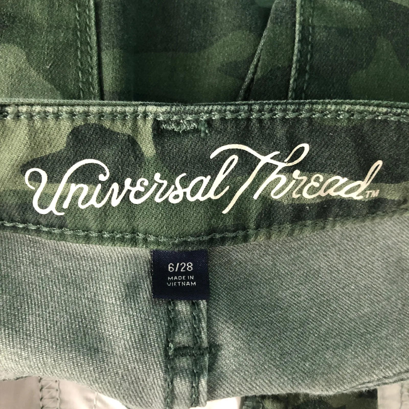 Universal Thread High-Rise Skinny Crop Camo Jeans Size 6 - Image 2