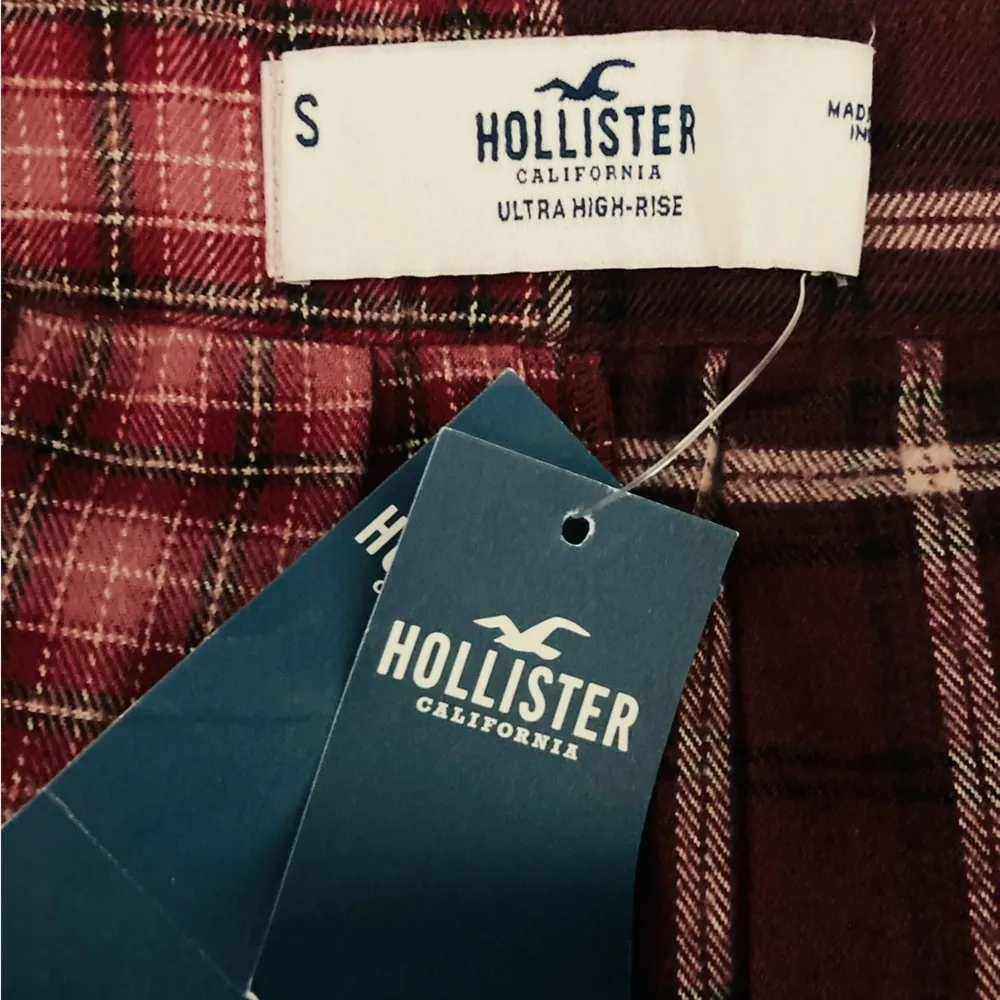 Hollister ultra high rise preppy burgundy red plaid mini skirt. Size small.  NWT - Image 5