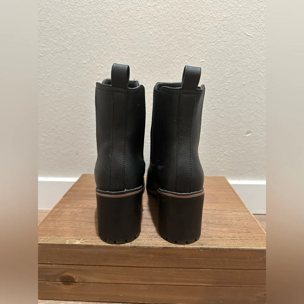 ZBY Women’s Lug Sole Platform Chelsea Boots Size 7.5 Black. Like new! Black - Image 2