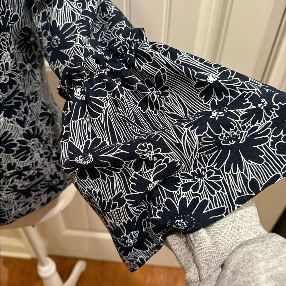 NWT  Navy & White Floral Jacket with Bell Sleeves - Image 4