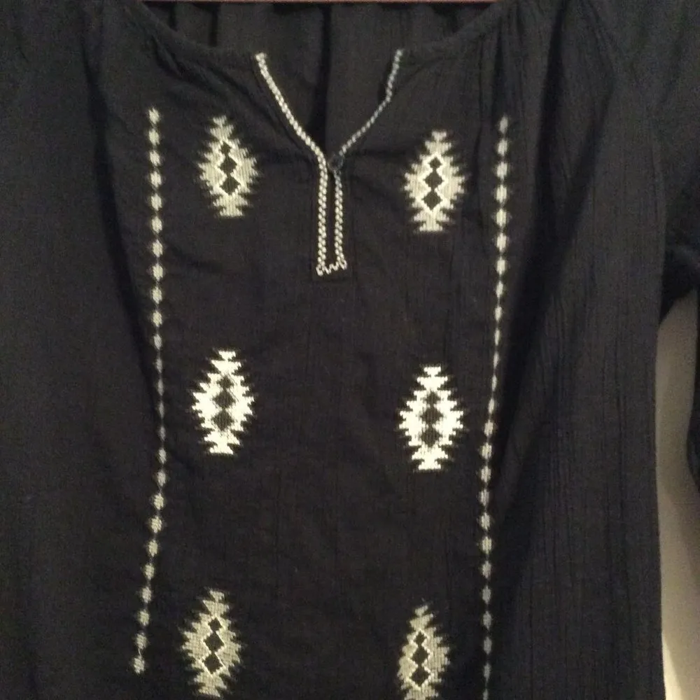 Old Navy Large L embroidered 3/4 sleeve shirt top womens black - Image 2