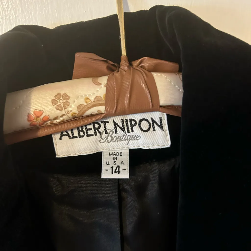 Vintage gorgeous Albert Nipon women’s trench coat. Size 14. Used great condition Black - Image 5
