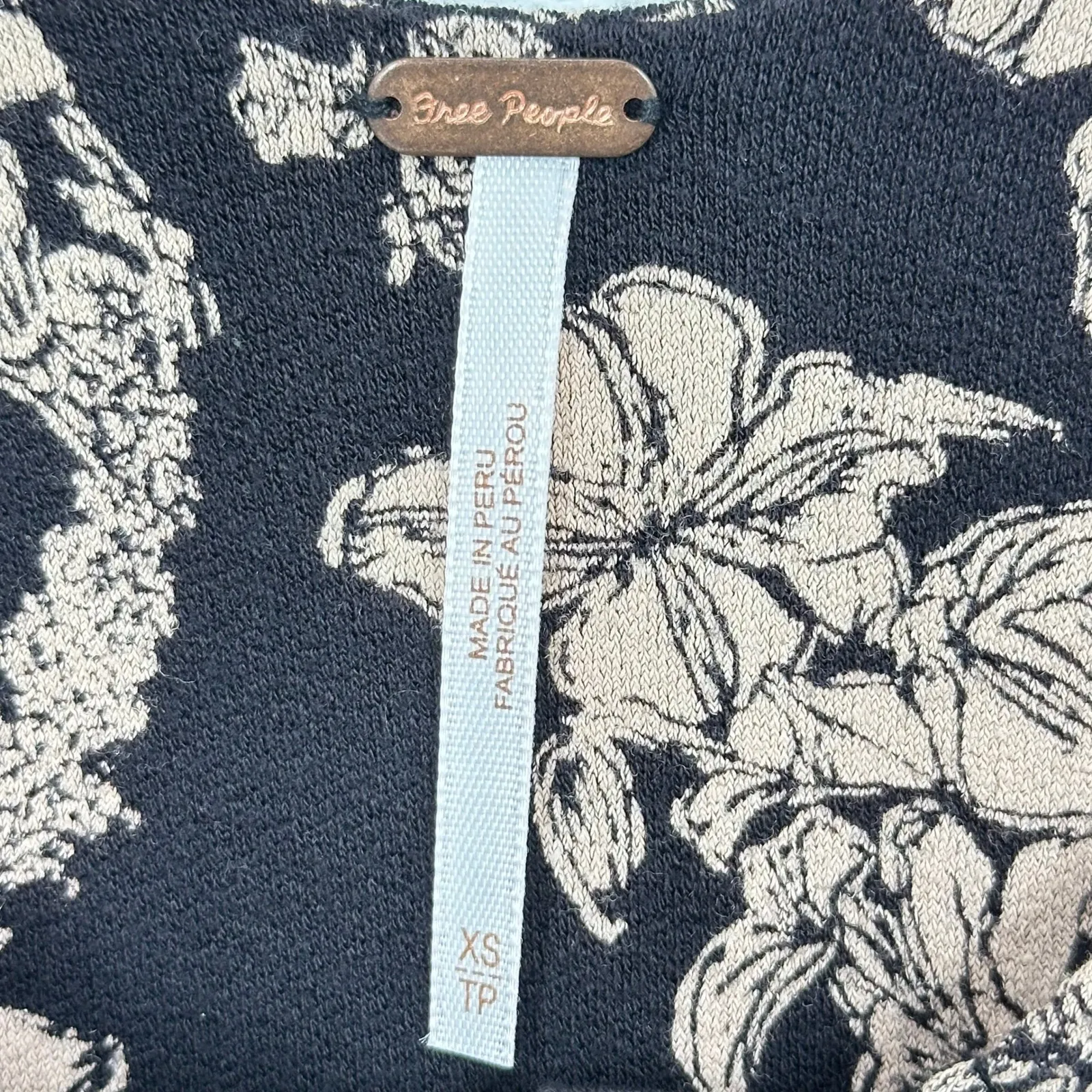 Free People Vanessa Tank Size XS Black Floral Cap Sleeve Button Front Crop Top - Image 8