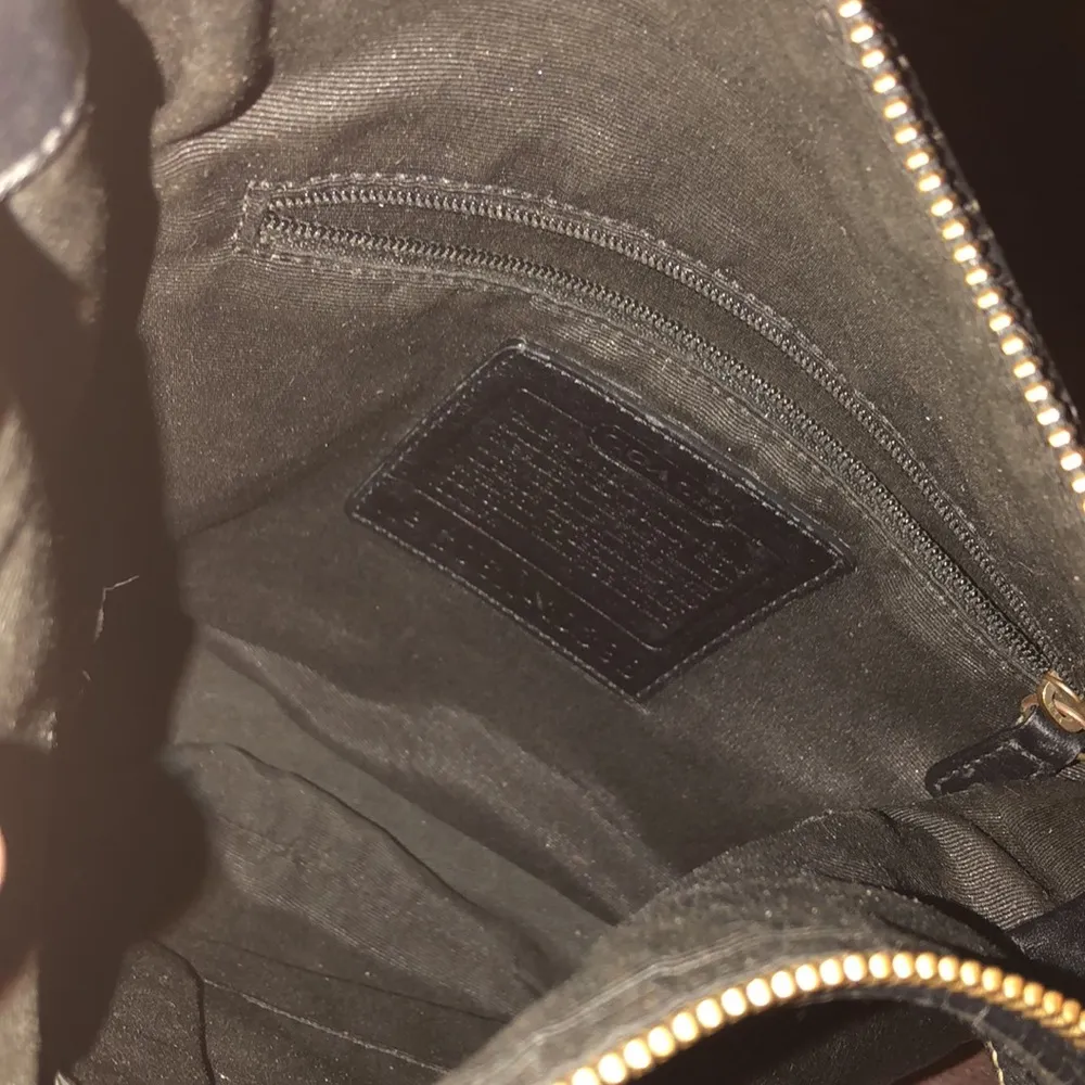 COACH Tumbled Black Leather Crossbody Shoulderbag Contrast Stitching Zipper Top - Image 16