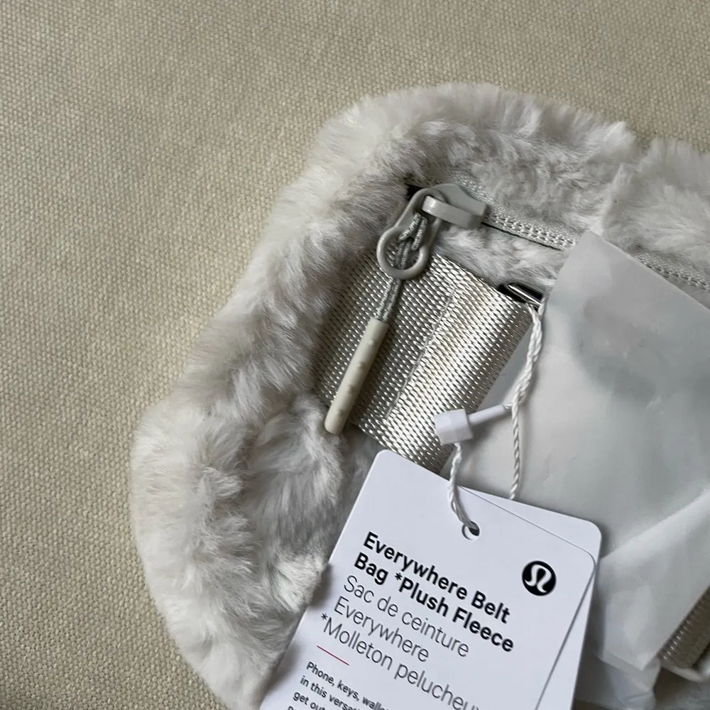 Everywhere Belt Bag Plush Fleece - Bone/Silver - Image 8