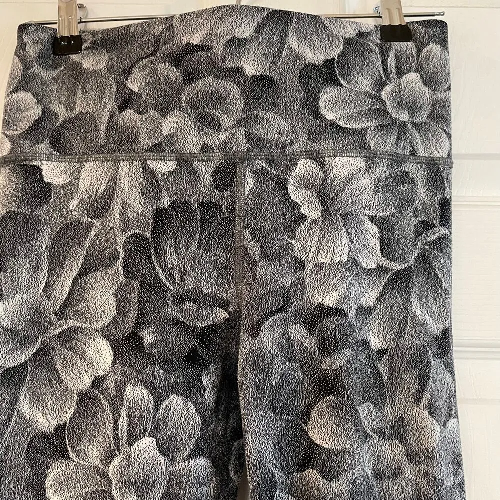 Athleta Elation Textured Tights in a Chakra Floral Black/Seasalt pattern. Sz sm - Image 6
