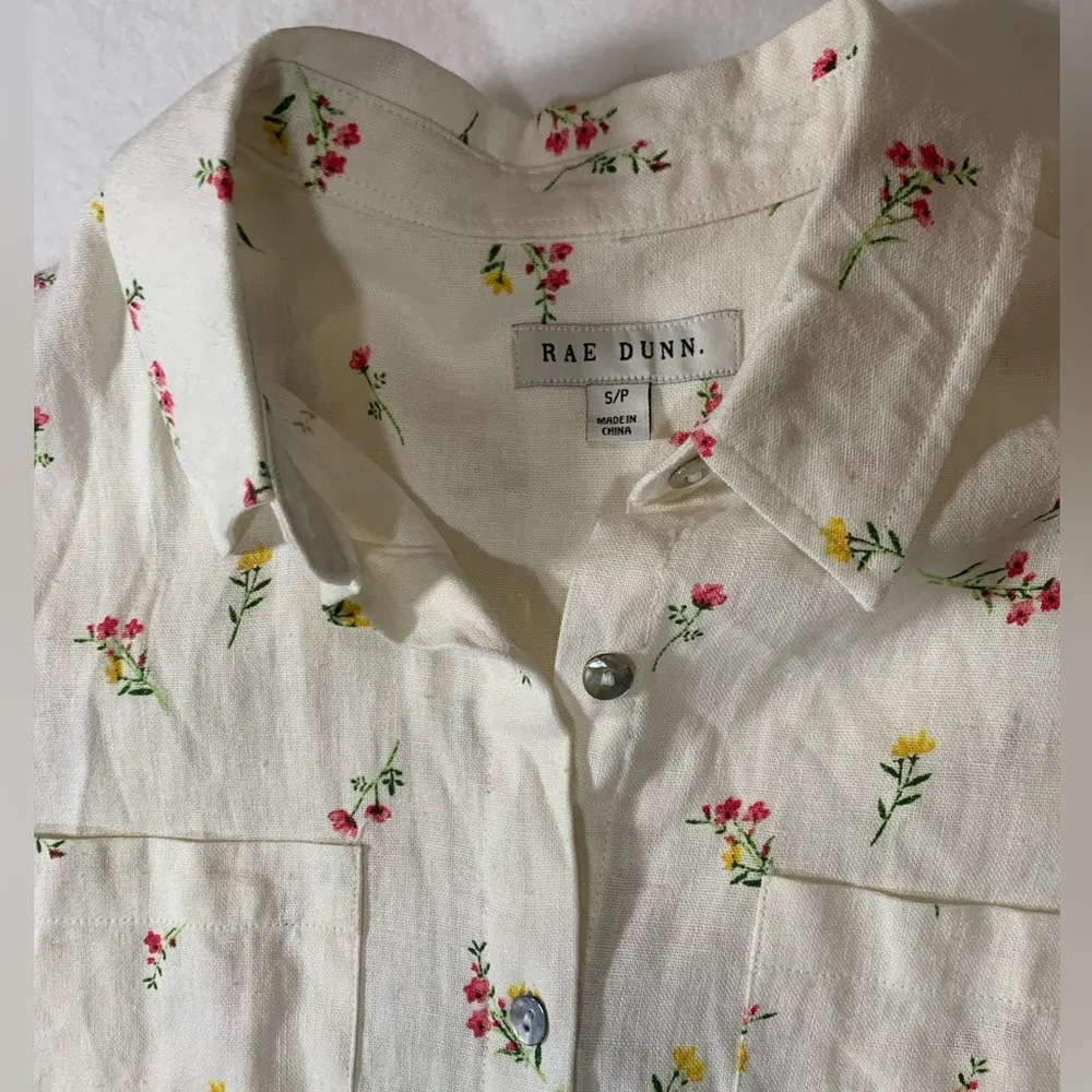 Rae Dunn Linen Floral Shirt Sz Small Button front NWT Patch Pockets - Image 2