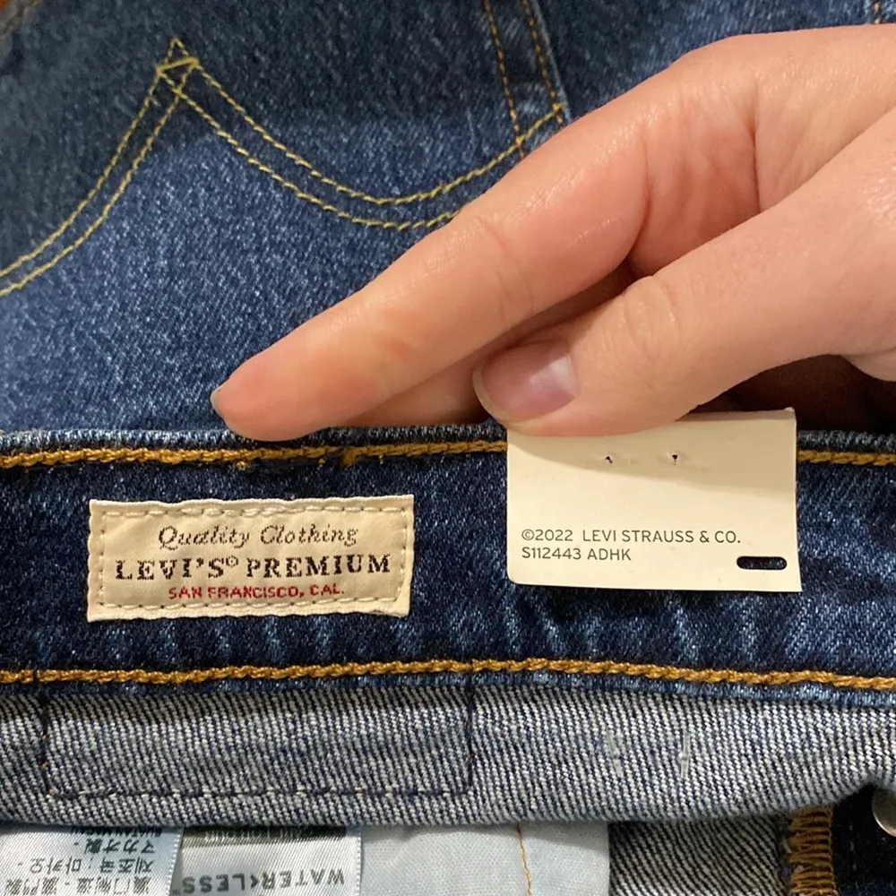 Levi’s Premium 501 High-Rise Distressed mini Shorts in Salsa Destiny Wash sz 27 - Image 9