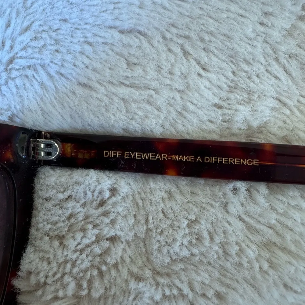 DIFF EYEWEAR Katelyn Brown Amber Tortoise & Blue Flash Sunglasses - Image 9