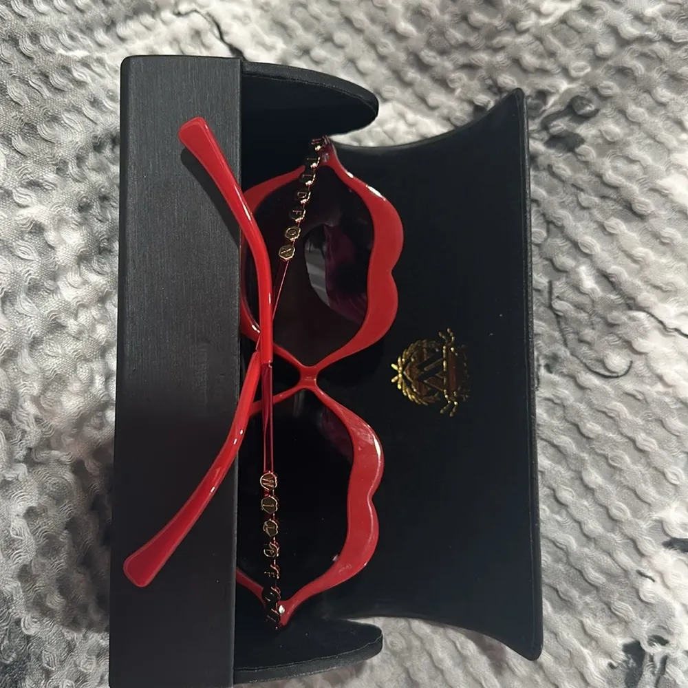 NIB  Lip Service Sunglasses - Image 3