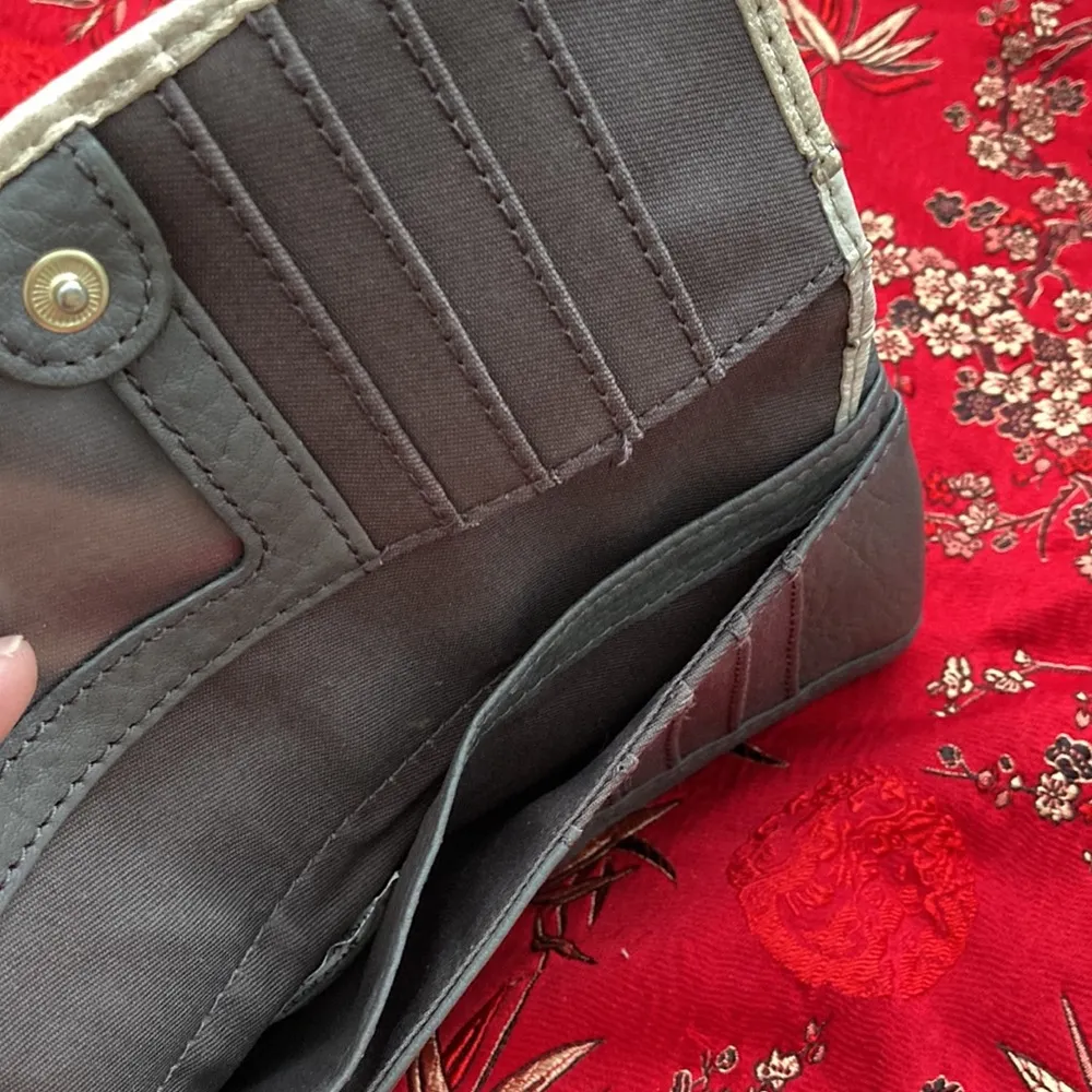 Fossil | pebbled leather snap and zip wallet. Two-tone color. Gold hardware. - Image 4