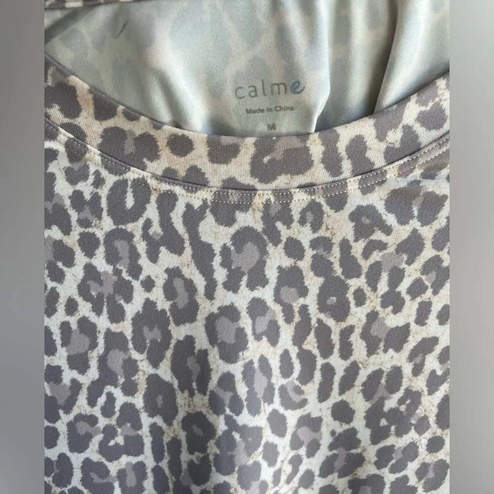 Johnny Was Calme Women’s Effect Drop Shoulder Tee in Leopard Print - NWT - Image 4