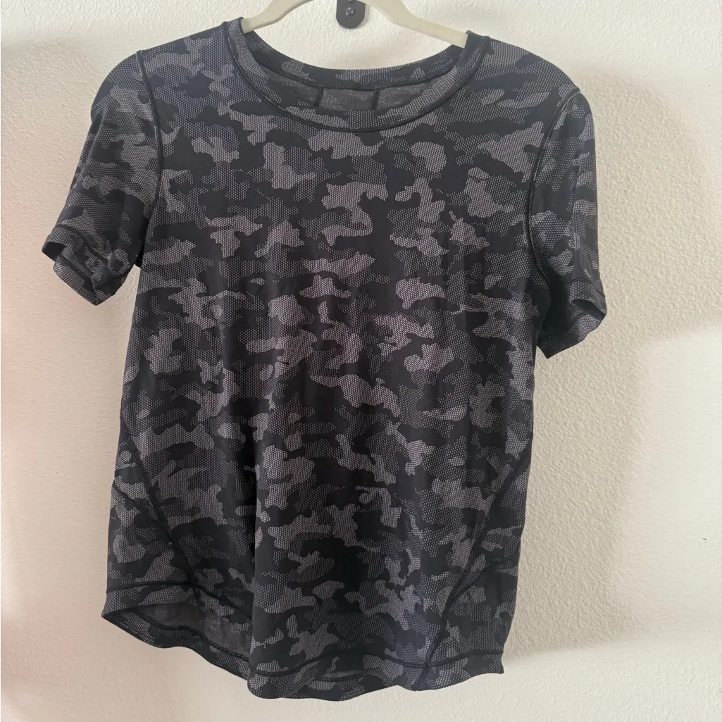 Lululemon Long Distance Short Sleeve
Heritage Camo Jacquard Black Lunar Rock Top - Image 4