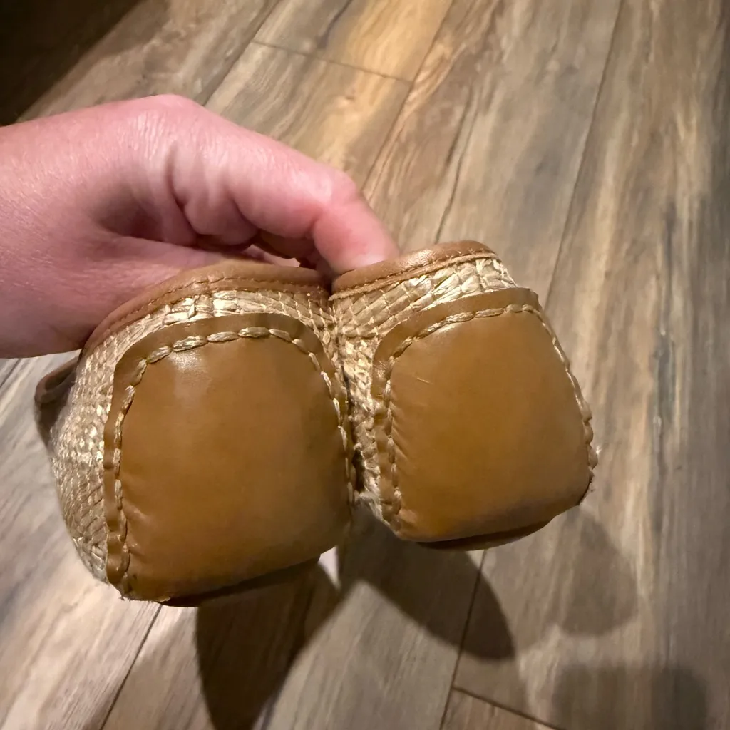 Tahari | Queen Beige Woven Loafers size 8 - Image 2