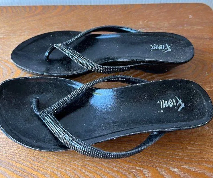 Fioni Black Women's Rhinestone-Embellished Flip Flop Sandals  Black  Size 8.5 - Image 3