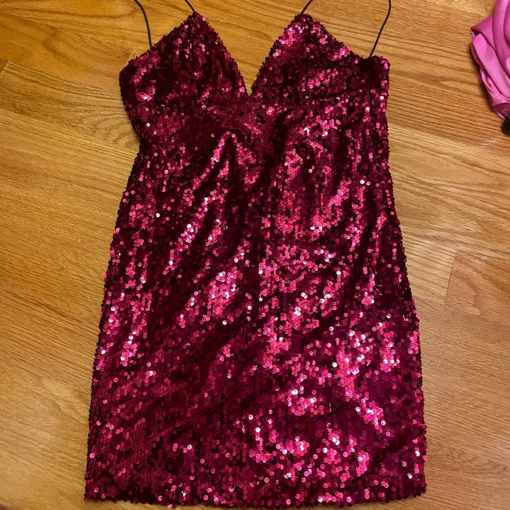 Lulu’s Light Me Up Magenta Sequin Bodycon Mini Dress. Size M. - Image 2