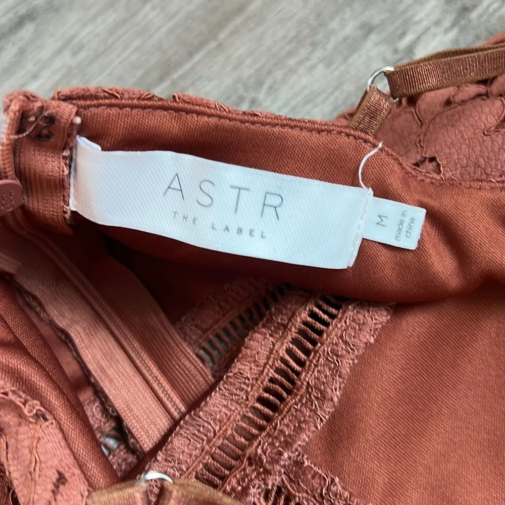 ASTR the Label BROWN Lattice Inset Lace V Neck Mini Dress NEW Sz MEDIUM NWT #139 - Image 5