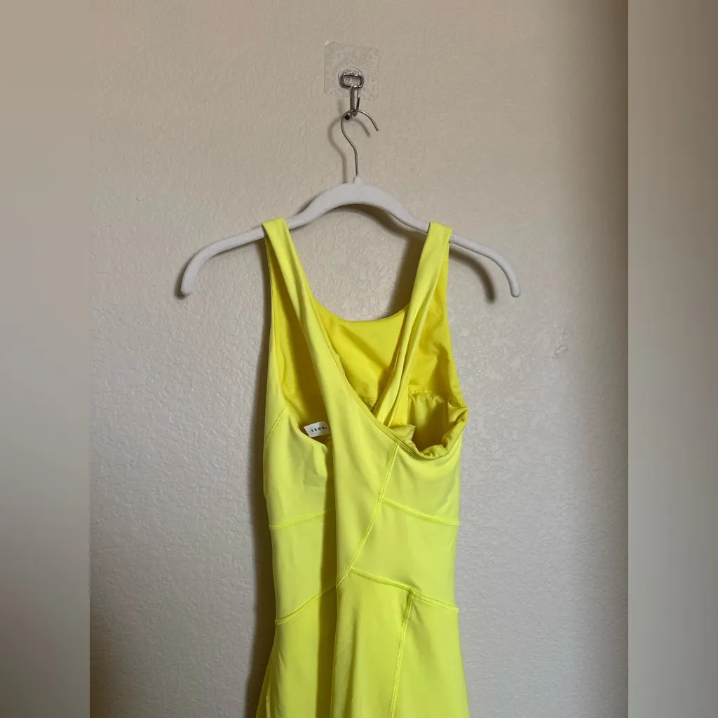 Lululemon court crush dress size 10 electric lemon yellow - Image 4