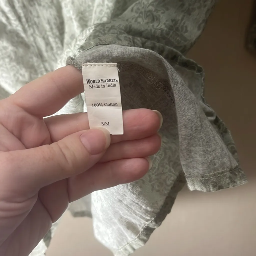 World market NWT small medium eyelet Gray Patterned Blouse - Image 4