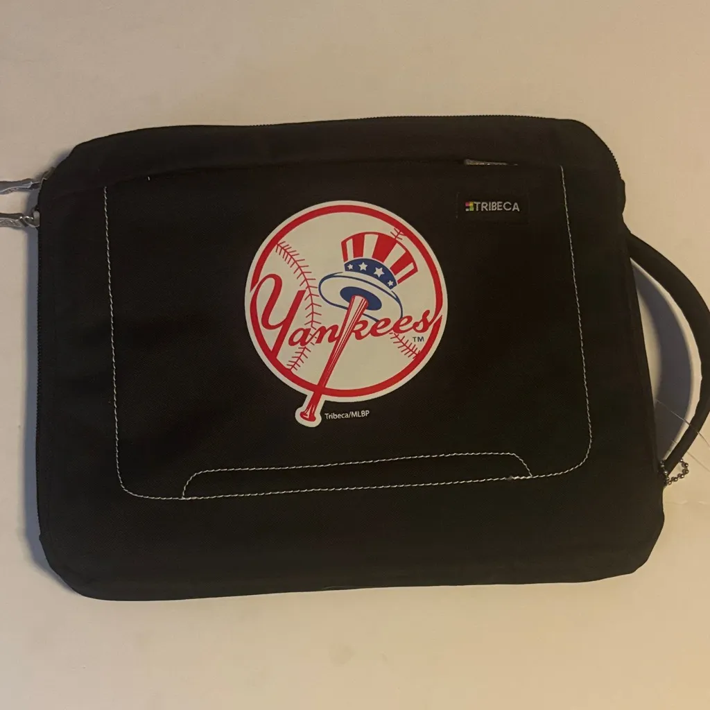 TRIBECA BLACK PADDED IPAD CARRIER YANKEES DESIGN FITS A 10”X 7” WITH POCKETS - Image 2