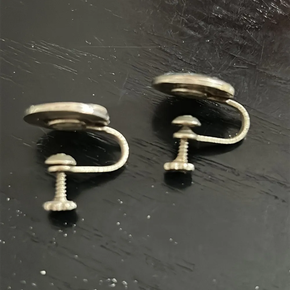 VIntage Signed Alpaca Mexico Sterling screwback earrings with mother of pearl Silver - Image 3