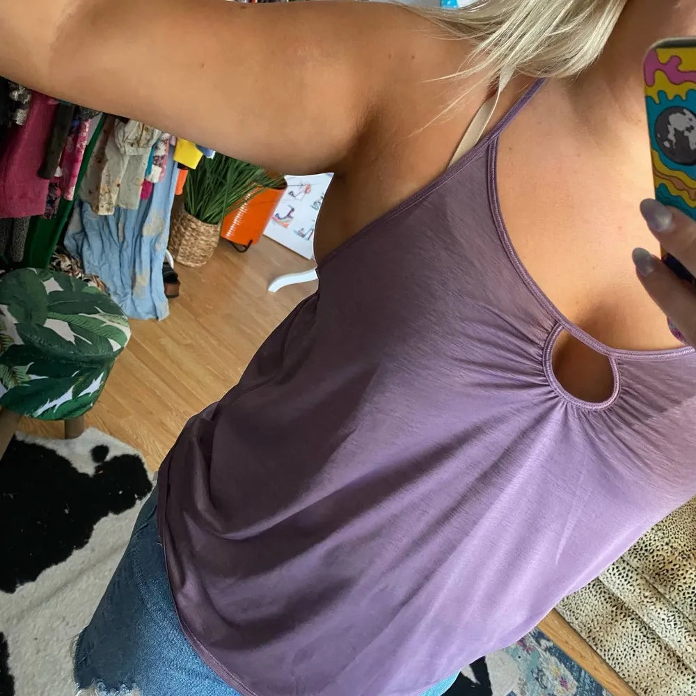 Lululemon Scoop Neck Open Back Activewear Tank Top Purple - Image 4