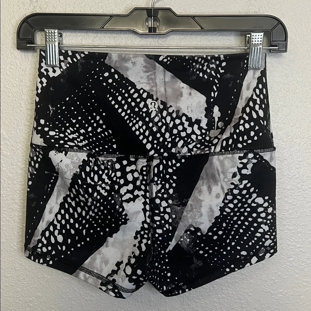Lululemon Roll Down Boogie Short Static Mist Black White Size 6 - Image 2