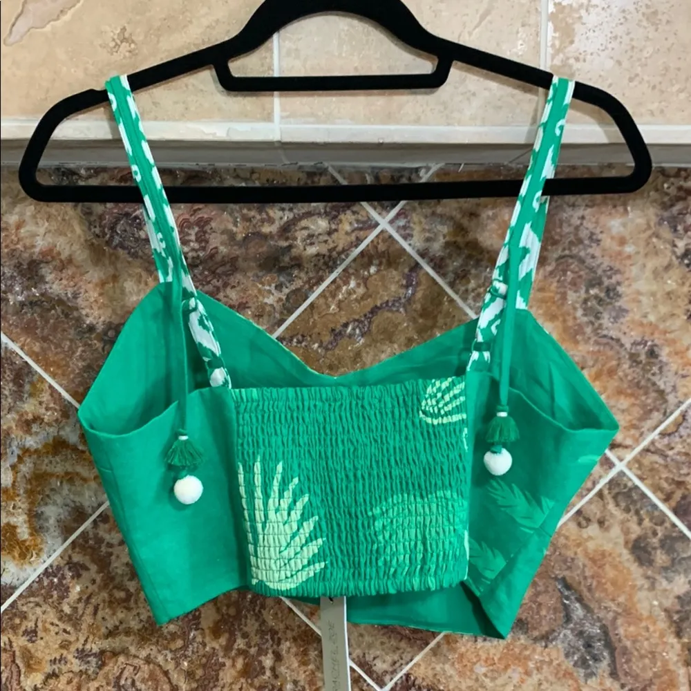 Women's NWT Rachel Zoe Bright Green & White Tropical Print Crop Top Medium - Image 2