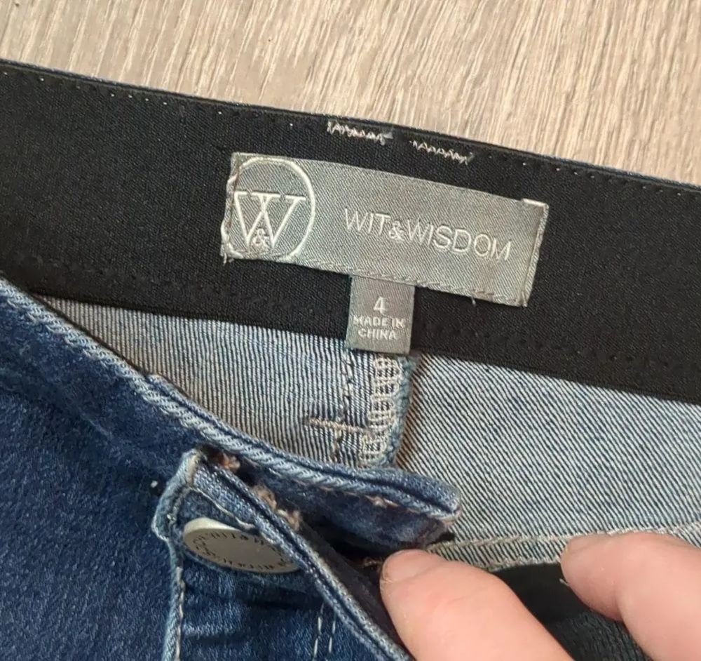 Wit & wisdom distressed denim shorts size 4 - Image 3