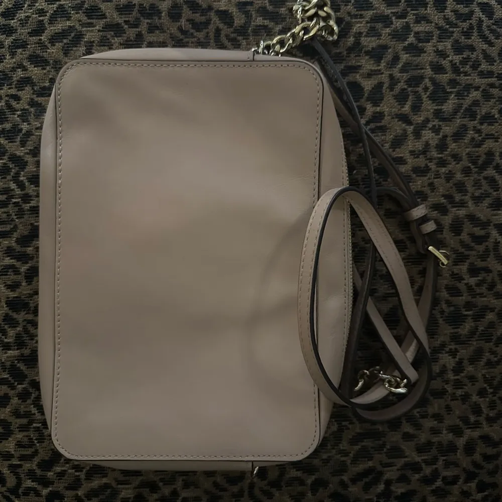 NWOT Michael Kors Jet Set Travel Large EW Diamond Quilted Crossbody Bag Oyster - Image 2