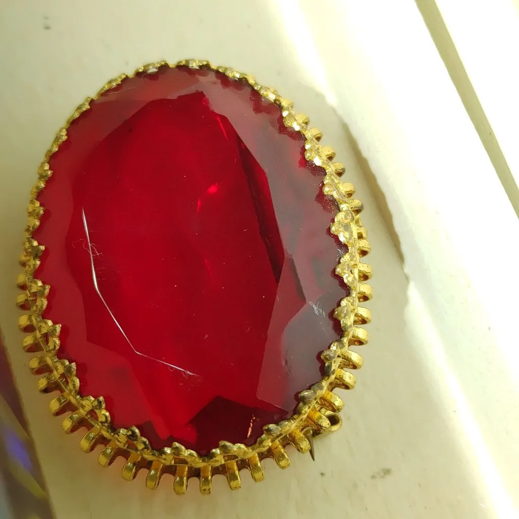Victorian Oval Brooch Pin Germany Stamped Vintage Faceted Red Glass Gold Toned - Image 11