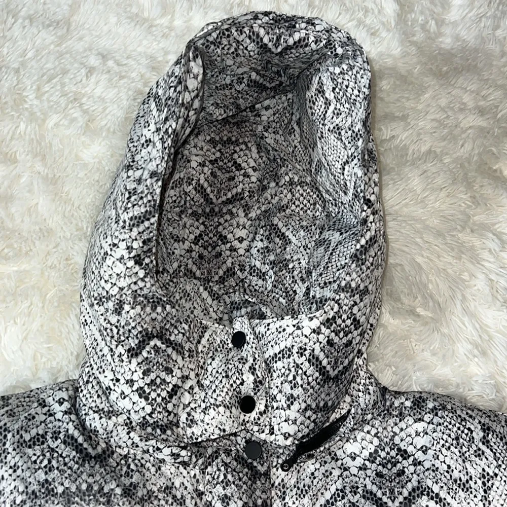 Highland Snake Printed Puffer Jacket Color White/Black snake print L EUC - Image 7