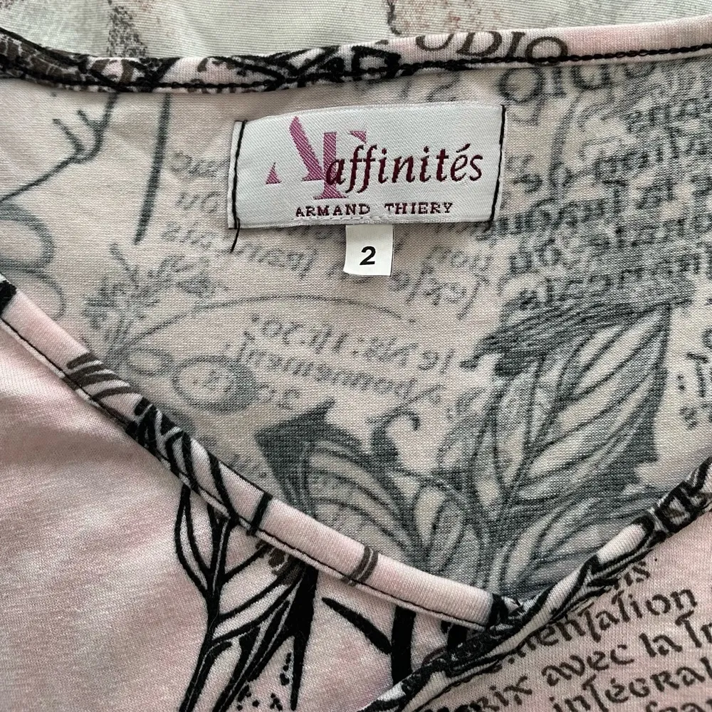 Armand Thiery Affinites French pink novelty newspaper boho blouse, size 2 art - Image 2