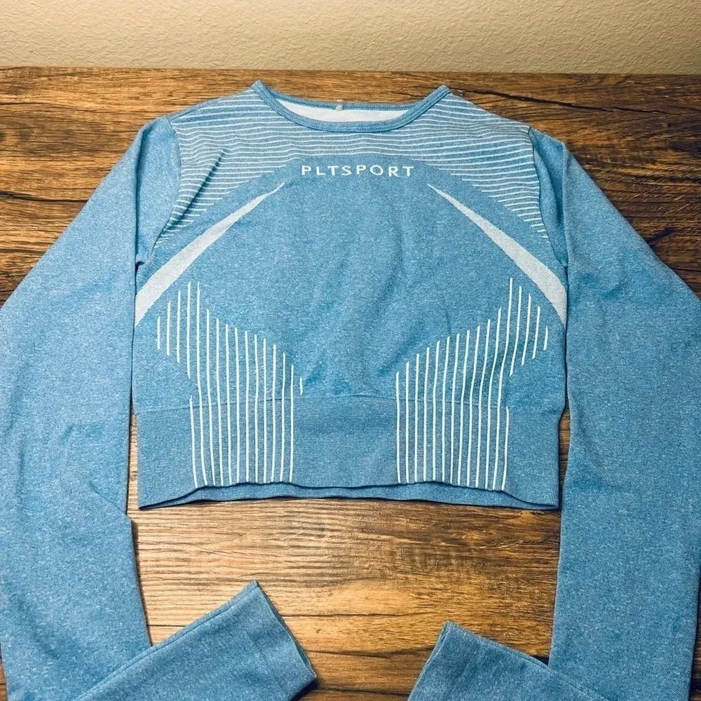 Pretty Little Things Seamless Longsleeves size Medium - Image 3