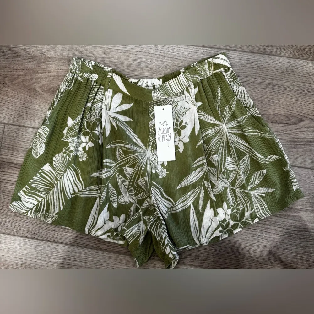 Patrons of Peace Green Floral Women's Shorts 💚
*NEW WITH TAGS 🏷️ - Image 2