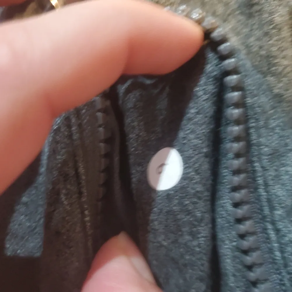 Lululemon jogger size 6 in gray with zipper pocket - Image 4