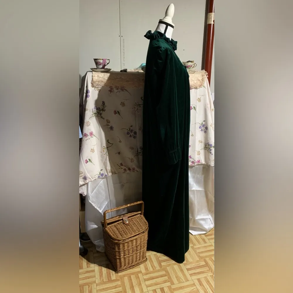 Green Velour Dressing Gown - Image 4