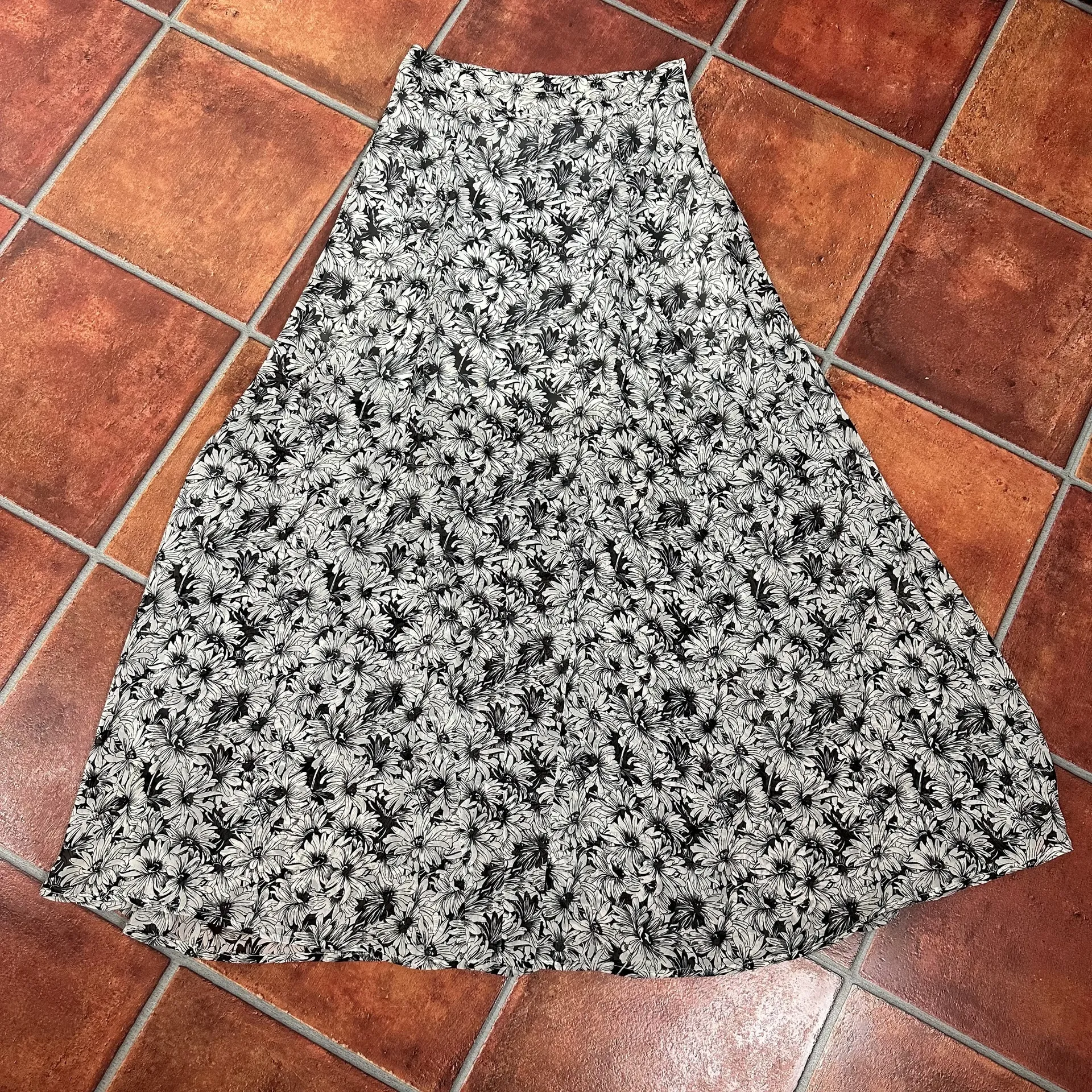 Show Me Your Mumu Black/White Floral Lined Maxi Skirt Size Medium - Image 2