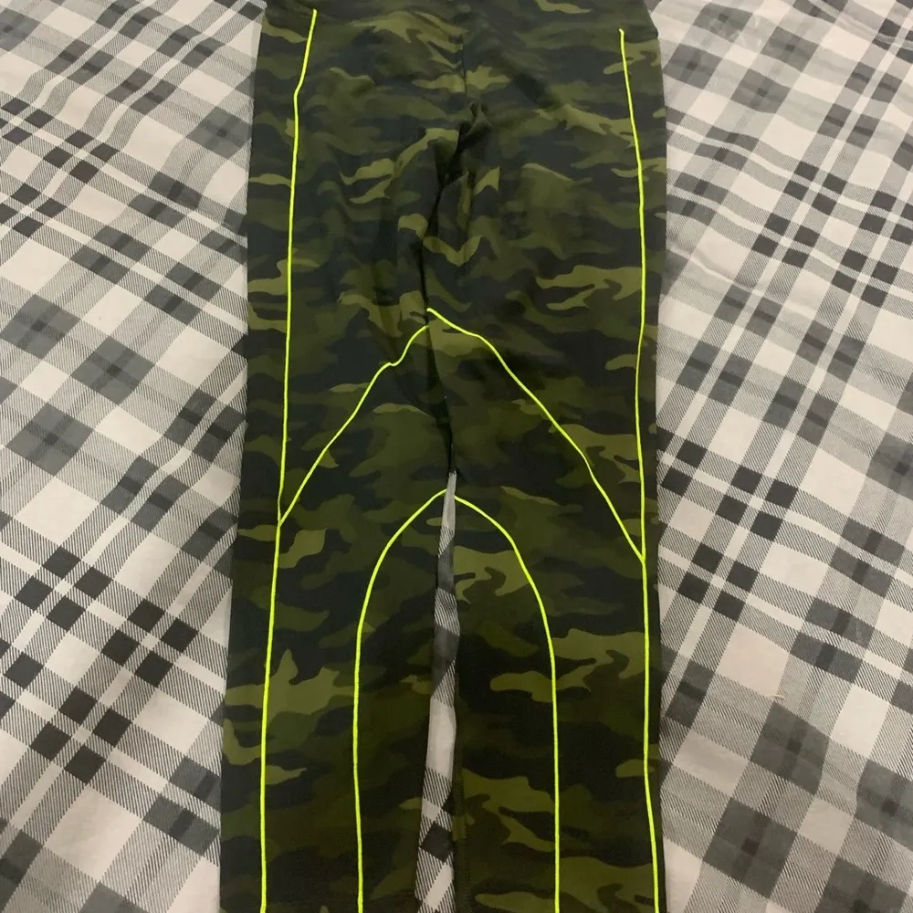 Victoria Secret Pink Camo Leggings Large - Image 2