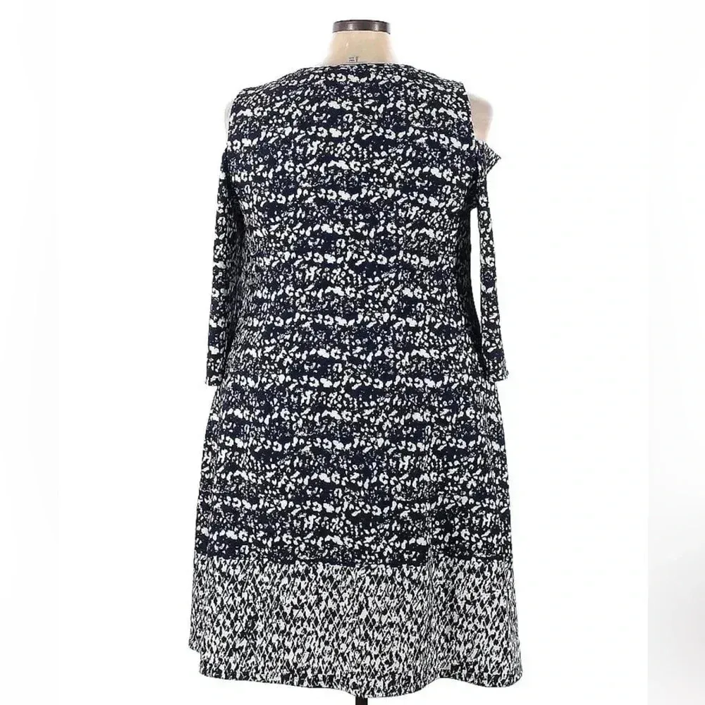 Avenue | Navy & White Cold Open Shoulder Long Sleeve Cocktail Dress Size 22/24 - Image 2