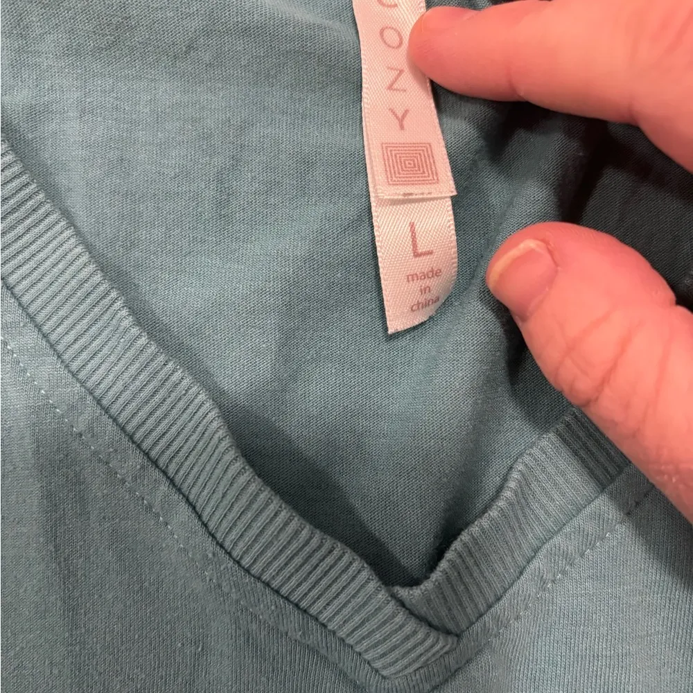 LulaRoe Cozy V neck shirt Size Large, pit to pit is 22, length is 25 - Image 5