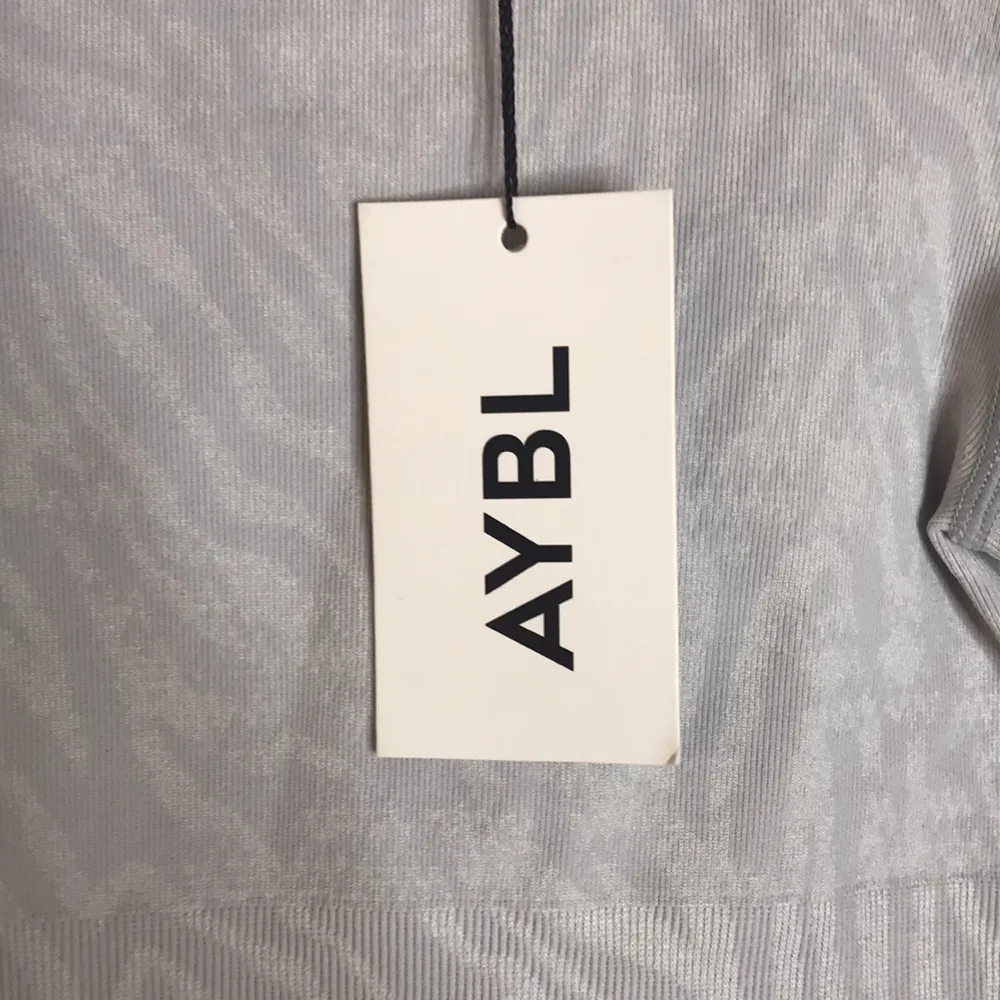 Aybl ladies athletic seamless light gray long sleeve crop top size small - Image 4