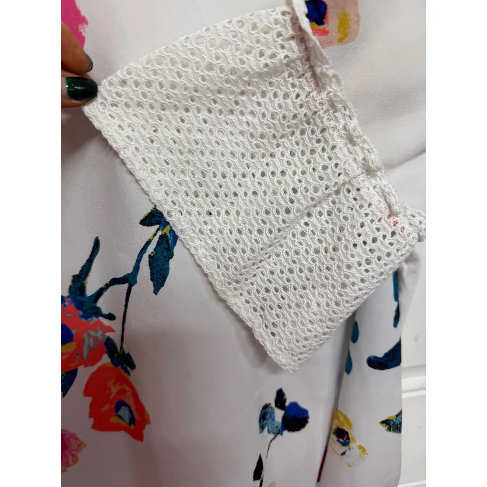 Van Heusen White Floral Semi Sheer Lace Trimmed Floral Top Size XL Watercolor - Image 5