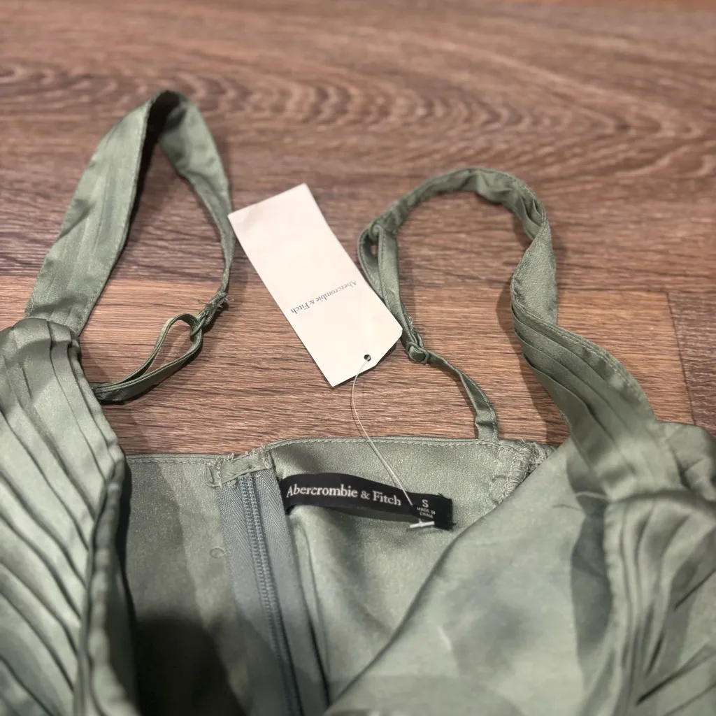 NWT Abercrombie & Fitch Ruched Plunge Crop Green Rayon Top Casual Chic – Small - Image 2