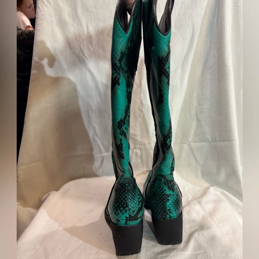 The Sheila Snakeskin Heeled Boots by Wetkiss Green Size 7.5 - Image 8