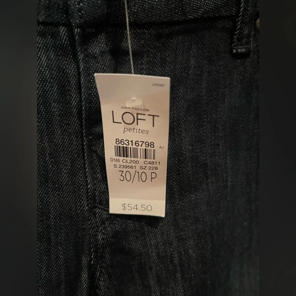 Ann Taylor  Modern Capri Dark Denim in size 10P - Image 2