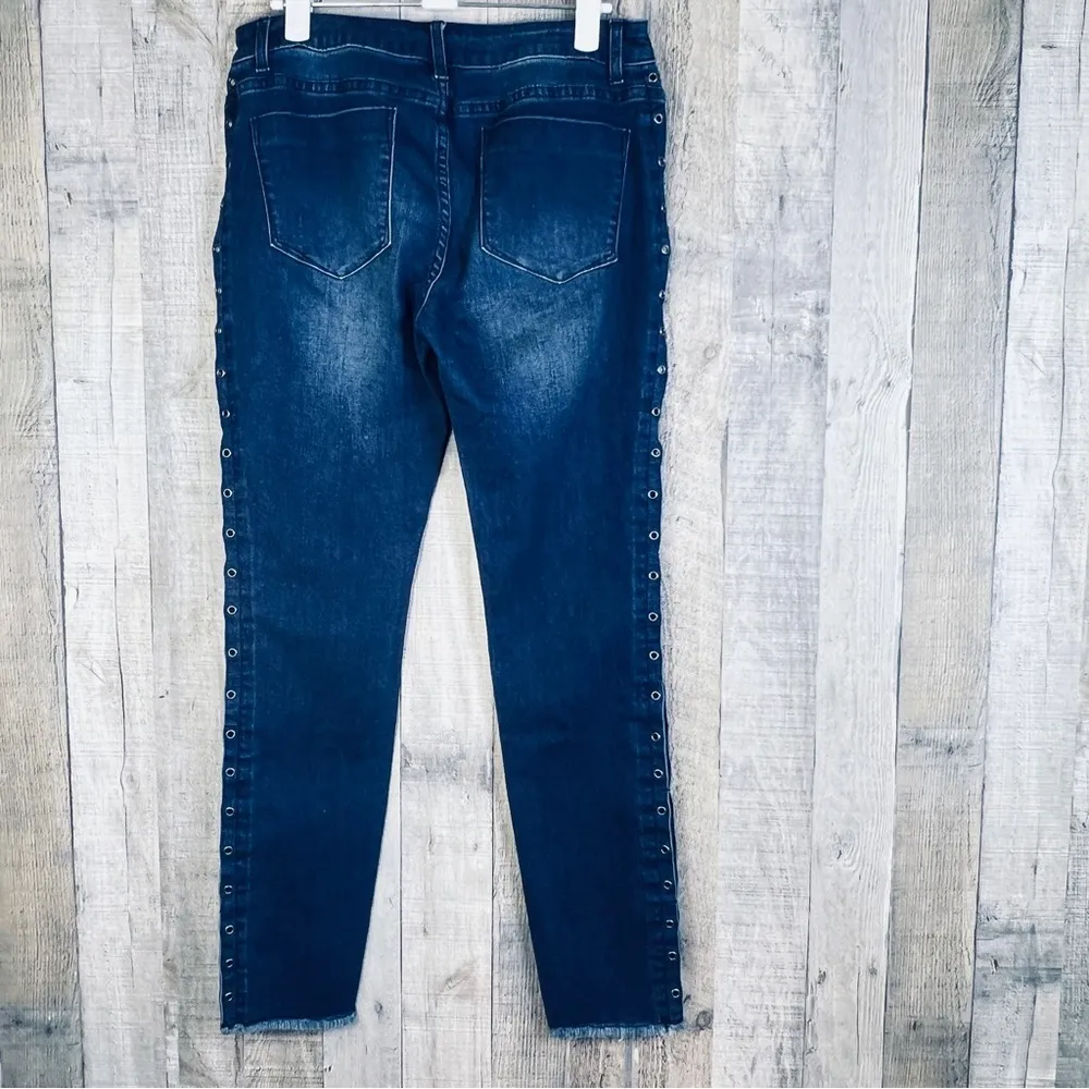 Romeo + Juliet Couture Size Medium Raw Hem Dark Blue Denim Wash Jeans 5 … - Image 2